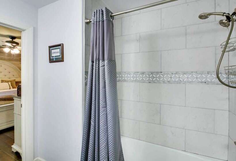 Lakefront Haven Near Oaklawn & Casino Resort!