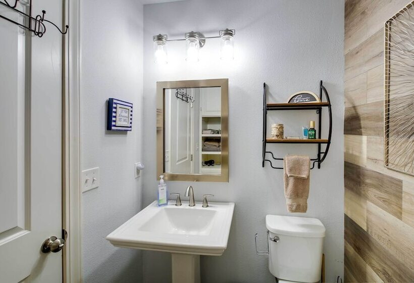 Lakefront Haven Near Oaklawn & Casino Resort!