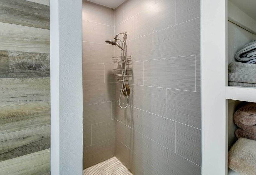 Lakefront Haven Near Oaklawn & Casino Resort!