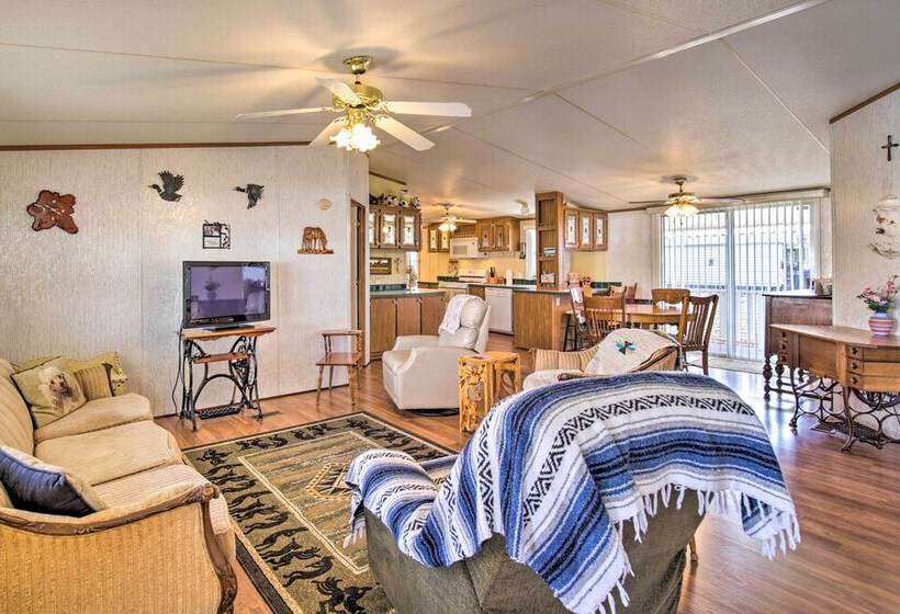 Cozy Yuma Retreat W/ Furnished Patio & Grill!