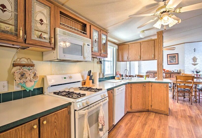 Cozy Yuma Retreat W/ Furnished Patio & Grill!