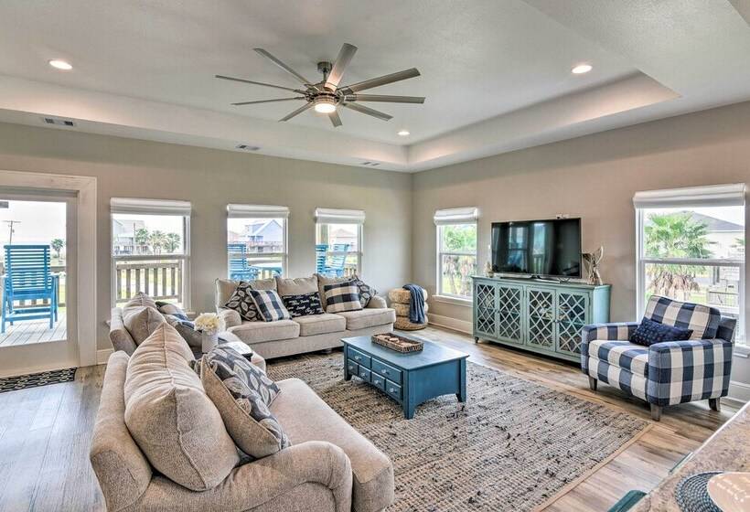 Deck & Ocean Views: Home In Crystal Beach!