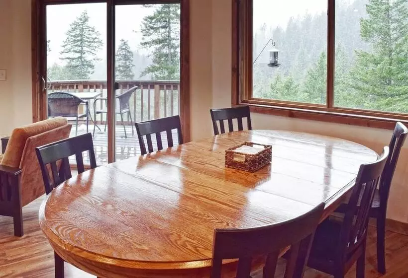 Coeur D Alene Nature Retreat W/ Stunning Views!