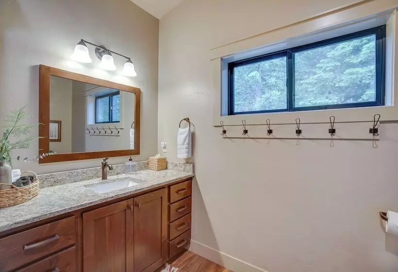 Family Friendly Cabin: Pool Access, Bikes & Games