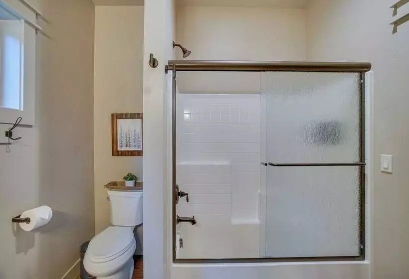 Family Friendly Cabin: Pool Access, Bikes & Games