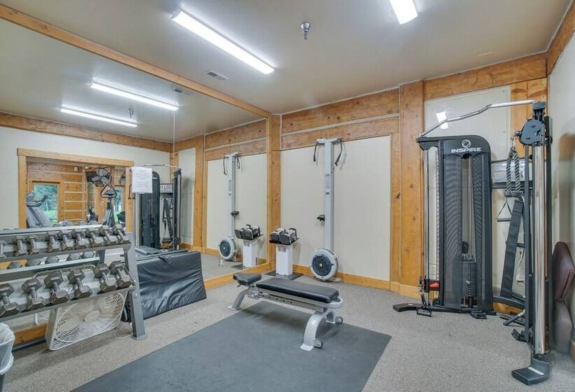 Family Friendly Cabin: Sled Hill & Hot Tub Access