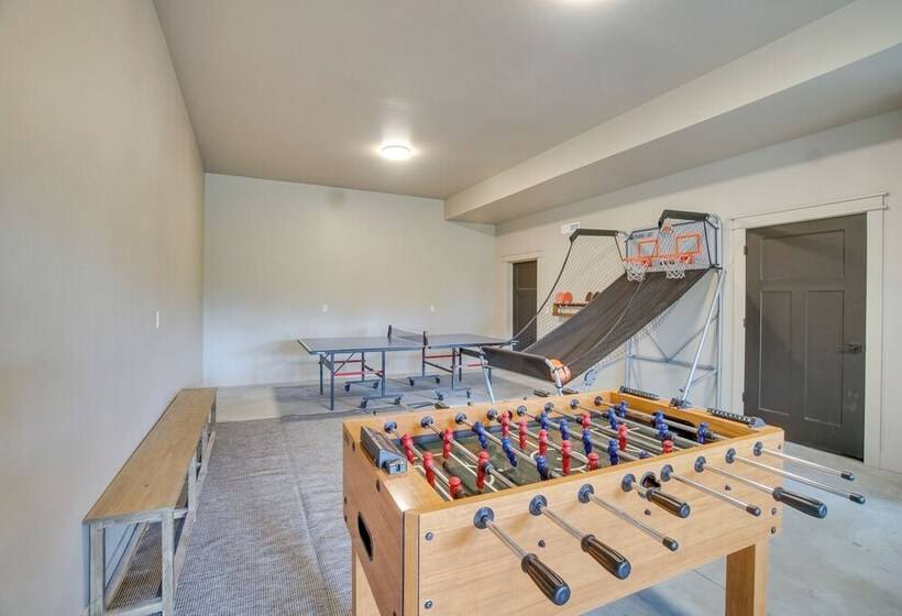 Family Friendly Cabin: Sled Hill & Hot Tub Access