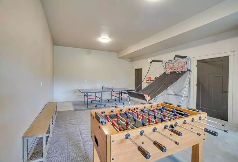 Family Friendly Cabin: Pool Access, Bikes & Games