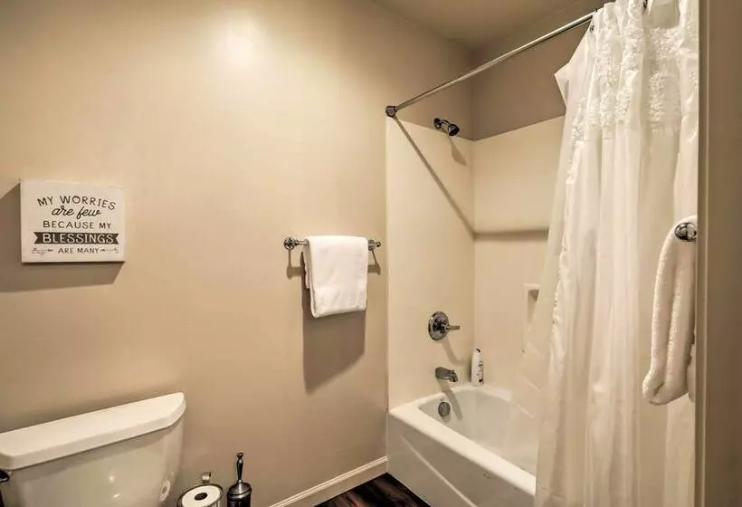 Spacious Flagstaff Home With Fire Pit & Game Room!