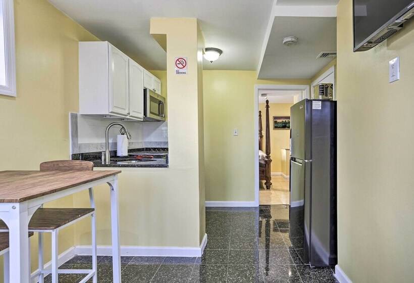 Freeport Guesthouse   Walk To Nautical Mile!