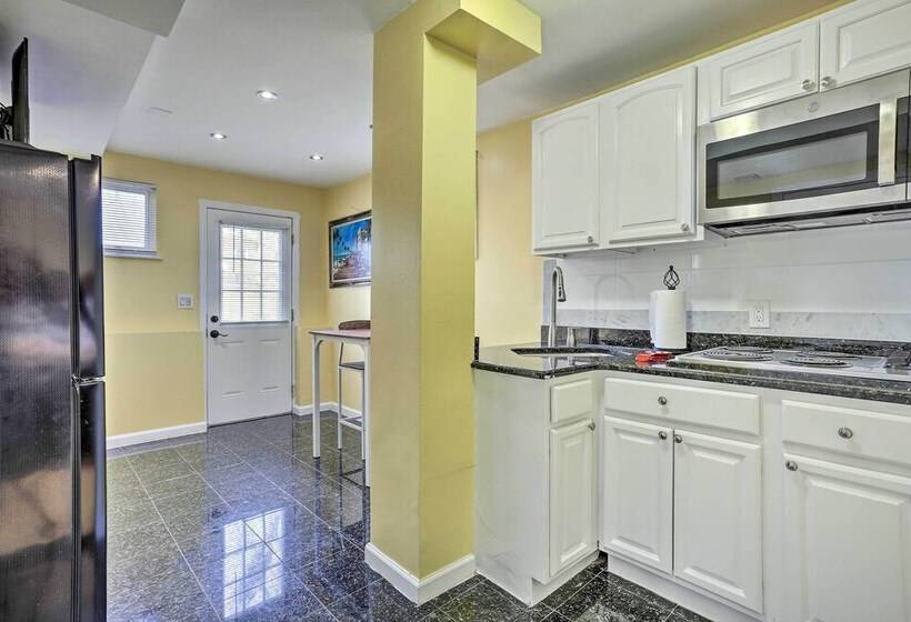 Freeport Guesthouse   Walk To Nautical Mile!