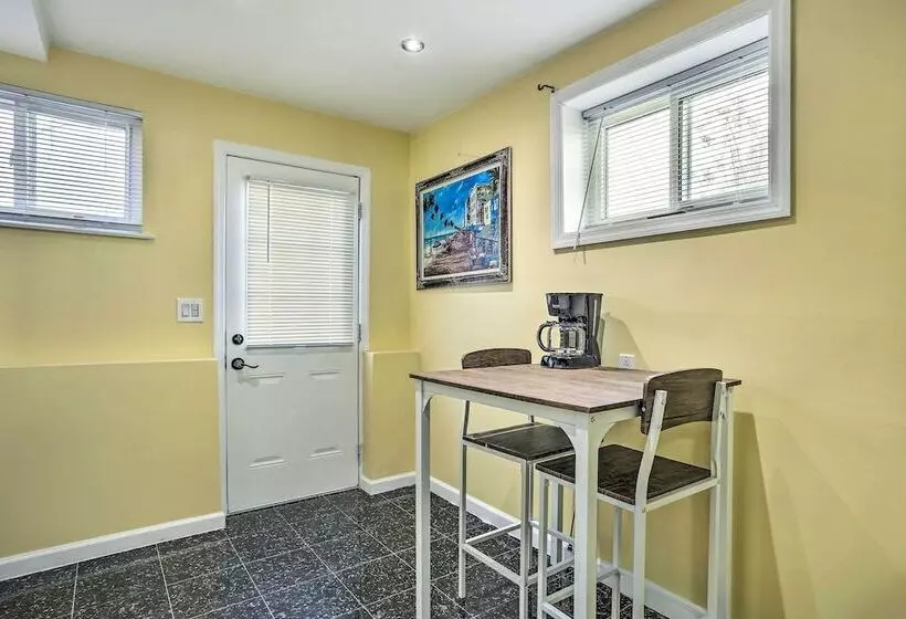 Freeport Guesthouse   Walk To Nautical Mile!