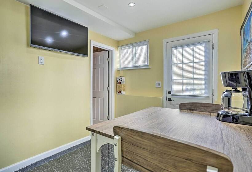 Freeport Guesthouse   Walk To Nautical Mile!