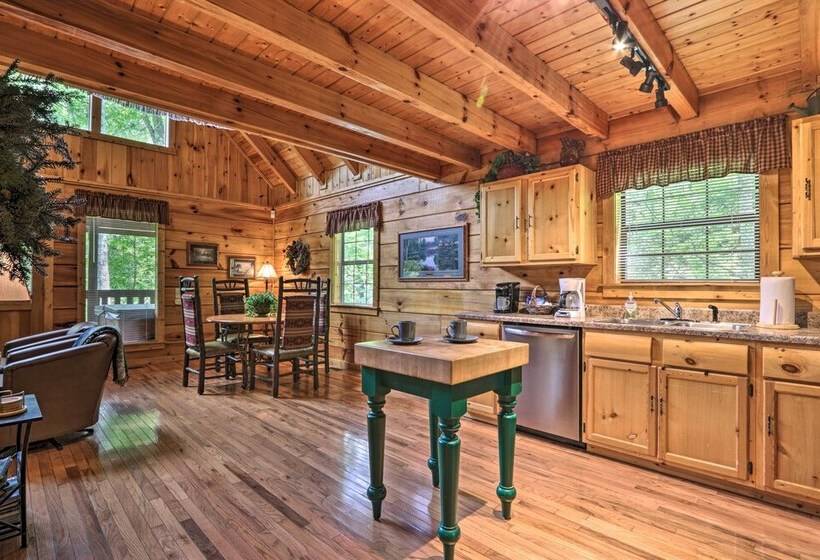 Gatlinburg Mountainside Escape W/ Deck & Hot Tub!
