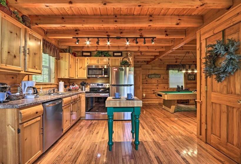 Gatlinburg Mountainside Escape W/ Deck & Hot Tub!