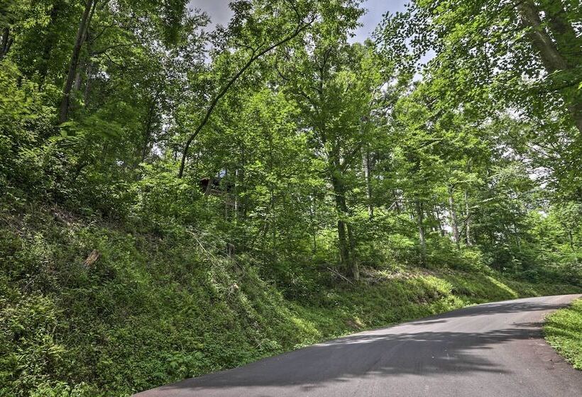 Gatlinburg Mountainside Escape W/ Deck & Hot Tub!