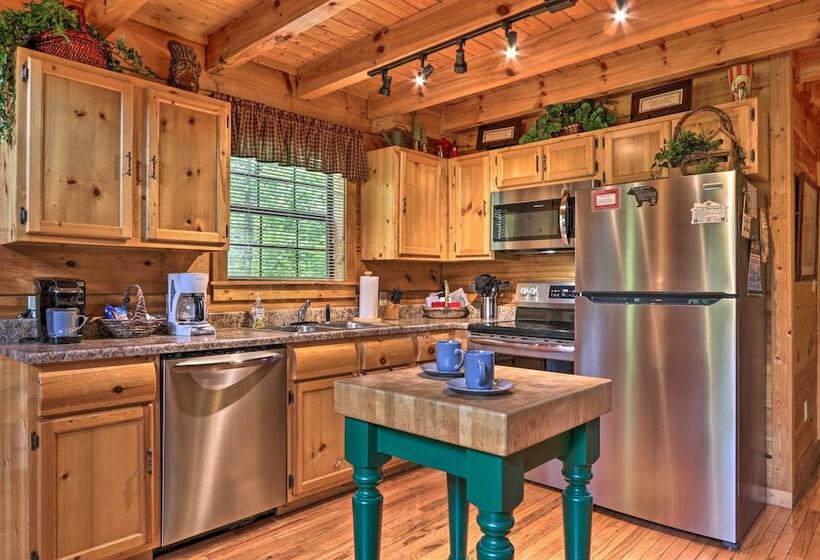 Gatlinburg Mountainside Escape W/ Deck & Hot Tub!