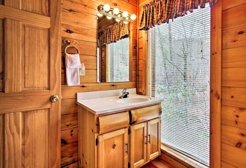 Gatlinburg Mountainside Escape W/ Deck & Hot Tub!