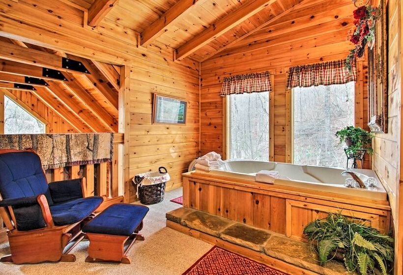 Gatlinburg Mountainside Escape W/ Deck & Hot Tub!