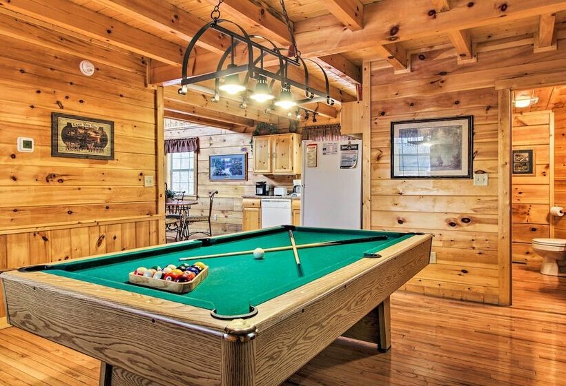 Gatlinburg Mountainside Escape W/ Deck & Hot Tub!