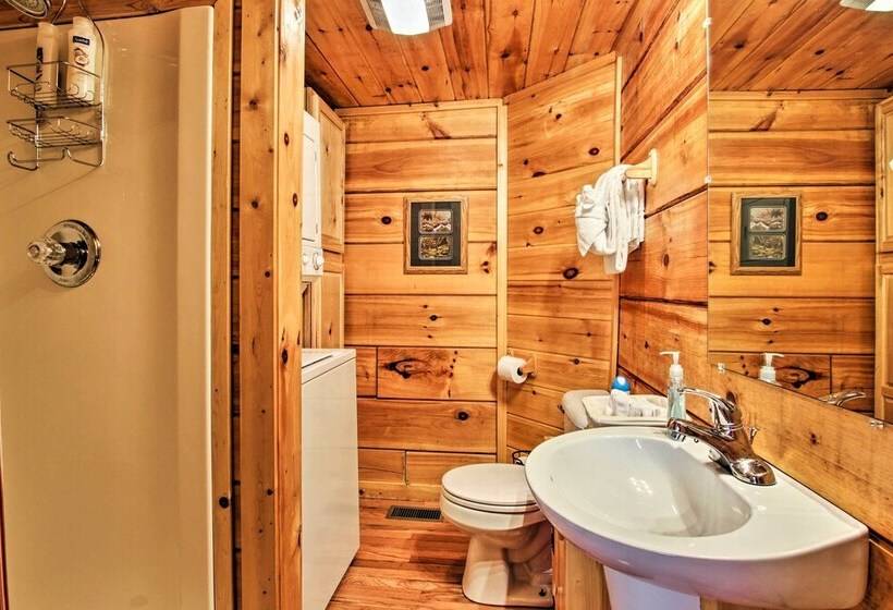 Gatlinburg Mountainside Escape W/ Deck & Hot Tub!