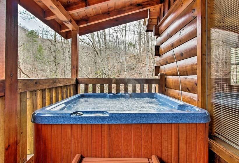 Gatlinburg Mountainside Escape W/ Deck & Hot Tub!