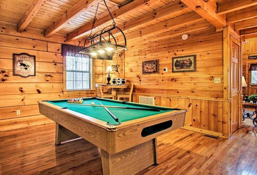 Gatlinburg Mountainside Escape W/ Deck & Hot Tub!