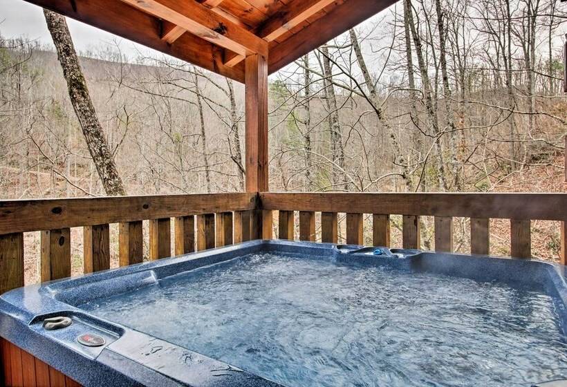 Gatlinburg Mountainside Escape W/ Deck & Hot Tub!