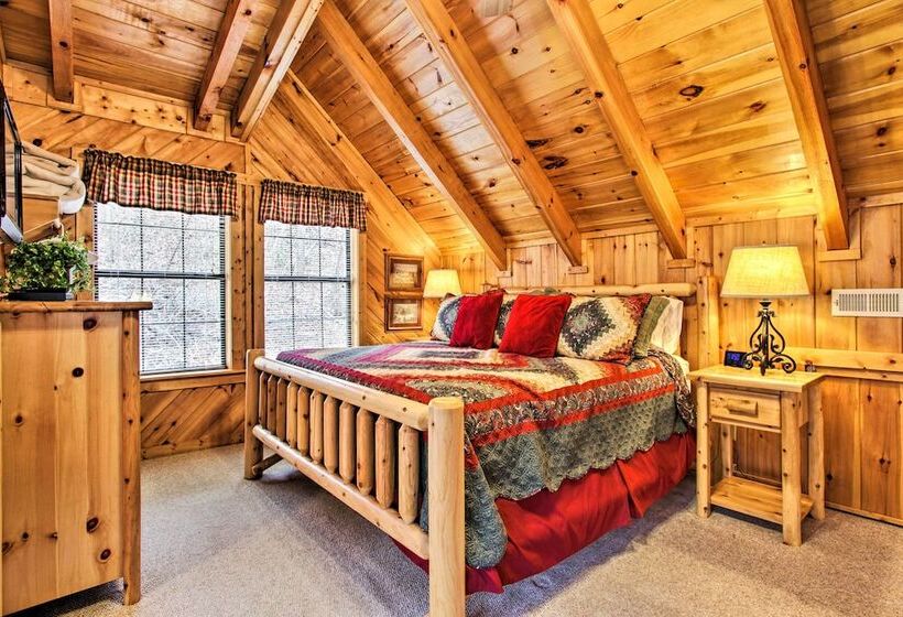 Gatlinburg Mountainside Escape W/ Deck & Hot Tub!