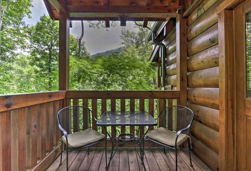 Gatlinburg Mountainside Escape W/ Deck & Hot Tub!