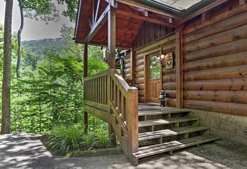 Gatlinburg Mountainside Escape W/ Deck & Hot Tub!