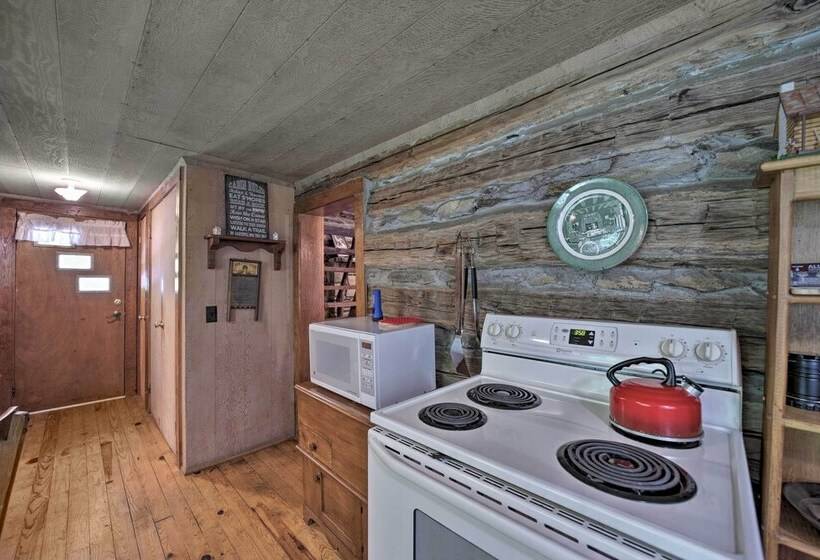 Historic Cabin: Grill & Hiking Trail Access!