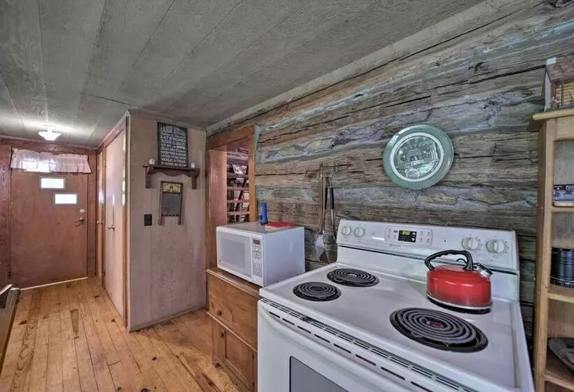 Historic Cabin: Grill & Hiking Trail Access!