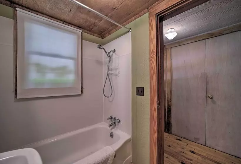 Historic Cabin: Grill & Hiking Trail Access!