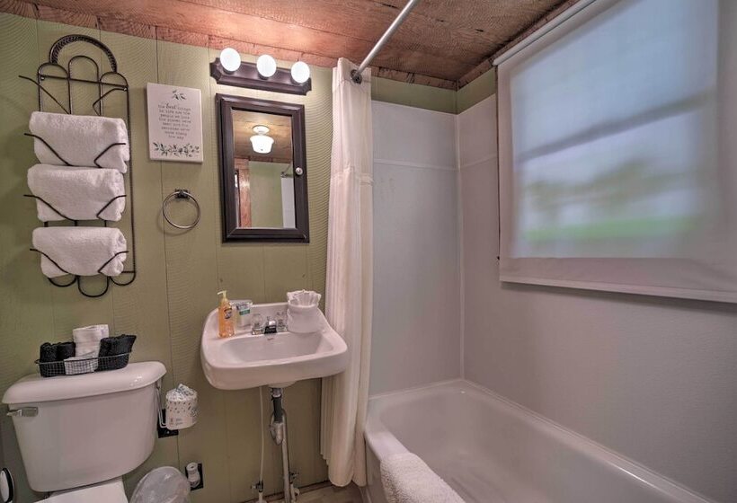 Historic Cabin: Grill & Hiking Trail Access!