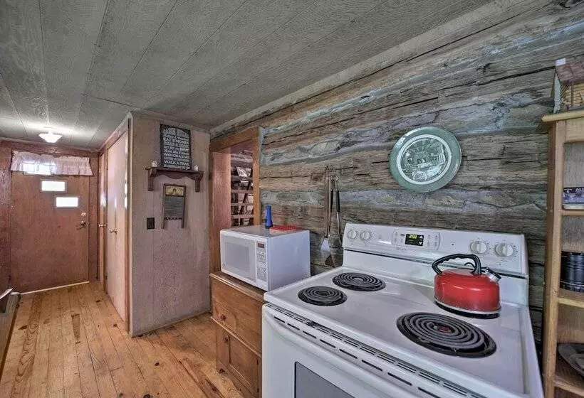 Historic Cabin: Grill & Hiking Trail Access!