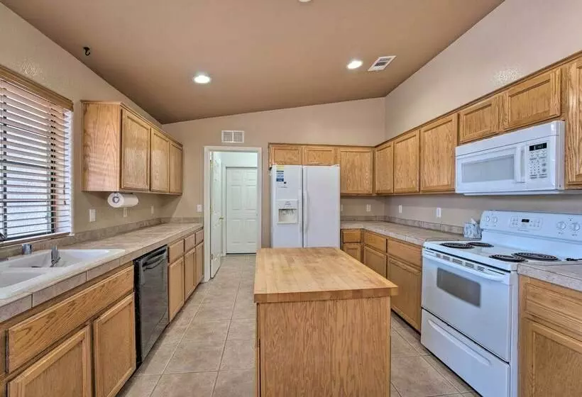 Lake Havasu Retreat < 5 Mi To Beach & Marina!