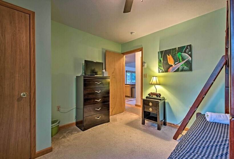 Lakeside Camelot Chalet: 3 Mi To Jack Frost Skiing