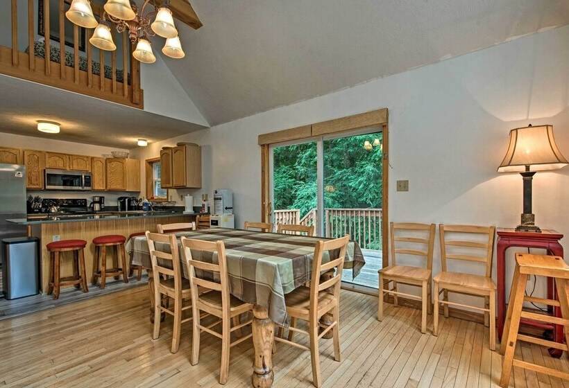 Lakeside Camelot Chalet: 3 Mi To Jack Frost Skiing