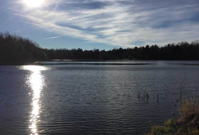 Lakeside Camelot Chalet: 3 Mi To Jack Frost Skiing