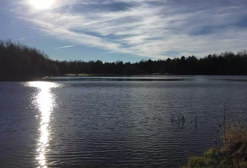 Lakeside Camelot Chalet: 3 Mi To Jack Frost Skiing