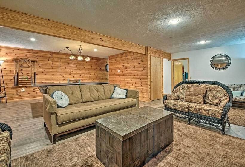 Lakeside Camelot Chalet: 3 Mi To Jack Frost Skiing