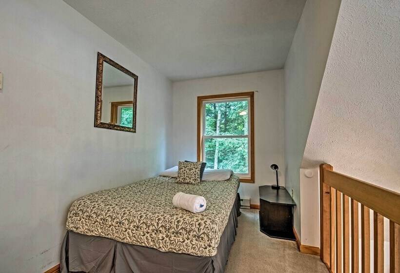 Lakeside Camelot Chalet: 3 Mi To Jack Frost Skiing