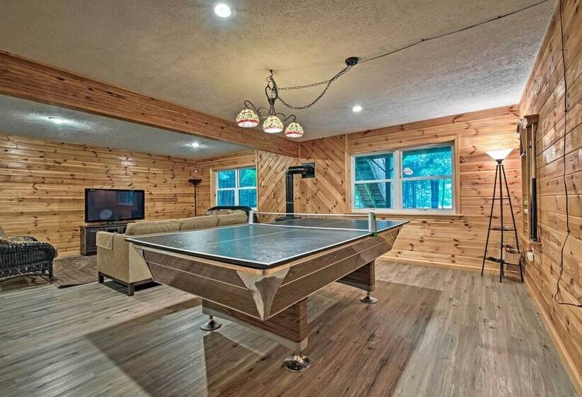 Lakeside Camelot Chalet: 3 Mi To Jack Frost Skiing