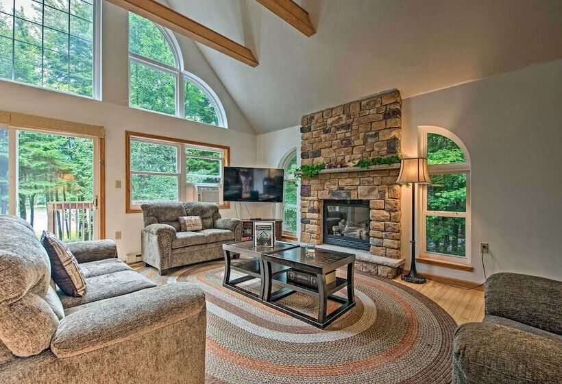 Lakeside Camelot Chalet: 3 Mi To Jack Frost Skiing