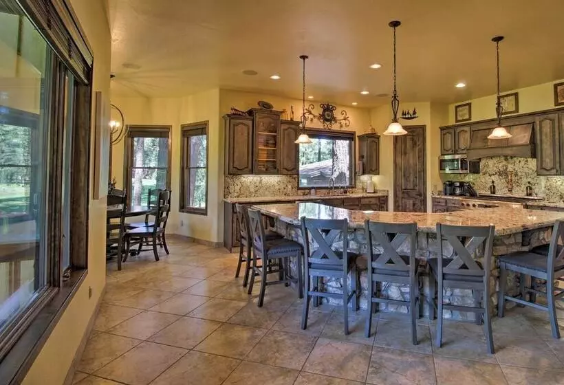 Centrally Located: Lavish Pinetop Paradise!