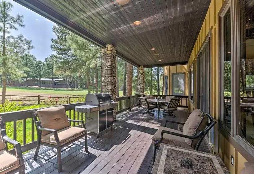 Centrally Located: Lavish Pinetop Paradise!