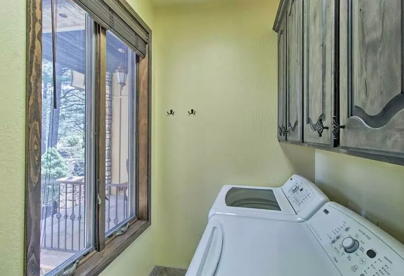 Centrally Located: Lavish Pinetop Paradise!