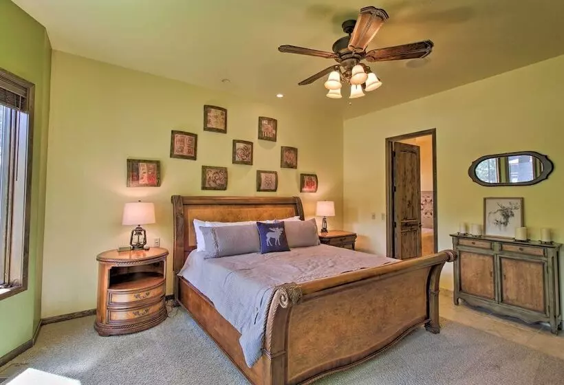 Centrally Located: Lavish Pinetop Paradise!