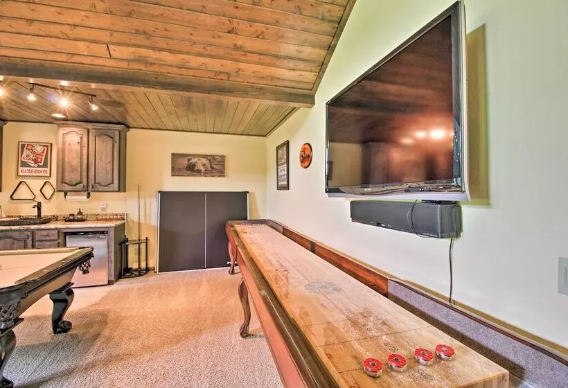 Centrally Located: Lavish Pinetop Paradise!